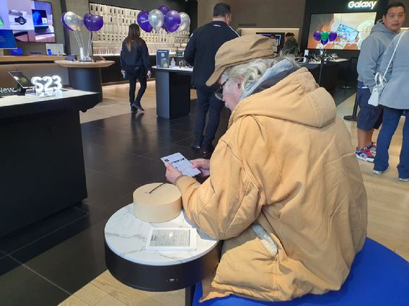 갤럭시 익스피리언스 스토어 인 LA에서 한 방문객이 '갤럭시폴드4'를 체험하고 있다. [사진=장유미 기자]