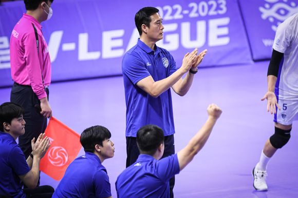 김상우 삼성화재 감독이 7일 열린 대한항공과 원정 경기 도중 팀 공격 성공 후 코트 안에 뛰는 선수들을 향해 박수를 치고 있다. [사진=한국배구연맹(KOVO)]