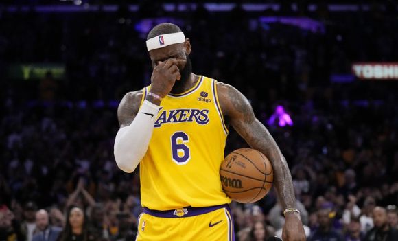 미국프로농구(NBA) LA 레이커스에서 뛰고 있는 르브론 제임스는 8일 열린 오클라호마시티와 홈 경기에서 NBA 통산 최다 득점 부문 1위에 올랐다. 그는 카림 압둘자바가 갖고 있던 최다 득점 기록은 34년 만에 경신했다. 기록 달성 후 감격의 눈물을 흘리고 있는 제임스. [사진=뉴시스]