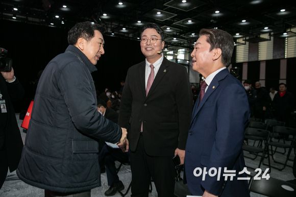 국민의힘 당 대표 후보로 출마하는 (왼쪽부터) 김기현 후보, 천하람 후보, 안철수 후보가 7일 오전 서울 강서구 ASSA빌딩 방송스튜디오에서 열린 국민의힘 제3차 전당대회 비전발표회에서 인사를 나누고 있다. [사진=국회사진취재단]
