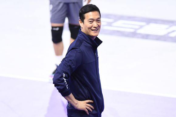 김상우 삼성화재 감독이  7일 열린 대한항공과 원정 경기 도중 팀 공격이 성공하자 벤치에서 기뻐하고 있다. [사진=한국배구연맹(KOVO)]