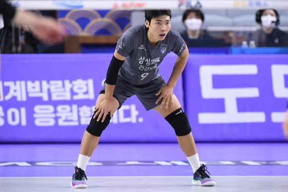삼성화재 리베로 이상욱이 지난 7일 열린 대한항공과 원정 경기 도중 상대 서브를 받기 위해 준비 동작을 취하고 있다, [사진=한국배구연맹(KOVO)]
