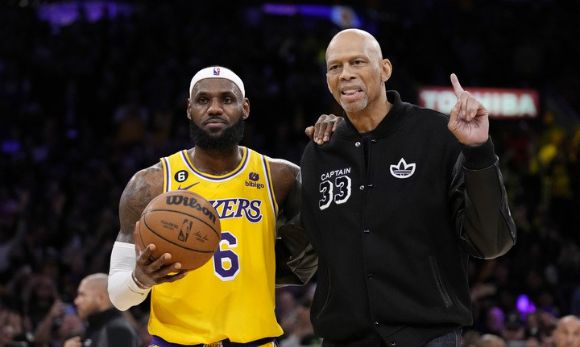 미국프로농구(NBA) LA 레이커스에서 뛰고 있는 르브론 제임스(왼쪽)가 8일 열린 오클라호마시티와 홈 경기에서 카림 압둘자바가 갖고 있던 NBA 개인 통산 득점 기록을 넘어섰다. 제임스가 압둘자바와 함께 이날 기념촬영하고 있다. [사진=뉴시스]