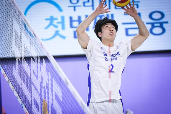 삼성화재 세터 이호건이 7일 열린 대한항공과 원정 경기 도중 팀 동료들에게 패스(토스)를 보내고 있다. [사진=한국배구연맹(KOVO)]