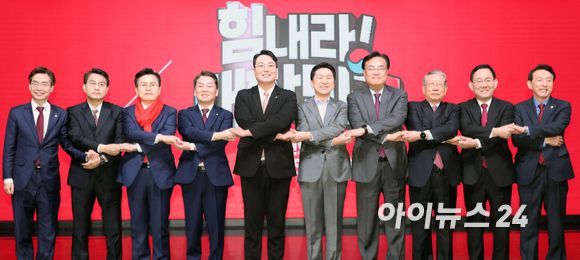 정진석 국민의힘 비상대책위원장을 비롯한 지도부와 당대표 후보들이 7일 서울 강서구 한 방송 스튜디오에서 열린 국민의힘 제3차 전당대회 후보자 비전발표회에 앞서 기념 촬영을 하고 있다. 왼쪽부터 조경태, 윤상현, 황교안, 안철수, 천하람, 김기현 후보, 정 비대위원장, 유흥수 국민의힘 선거관리위원장, 주호영 원내대표, 김석기 사무총장. [사진=국회사진취재단]