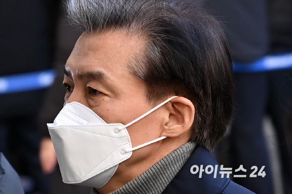 자녀 입시비리와 감찰 무마 혐의로 기소된 조국 전 법무부 장관이 지난 3일 오후 서울중앙지법에서 열린 1심 선고공판에 출석하고 있다. [사진=김성진 기자]