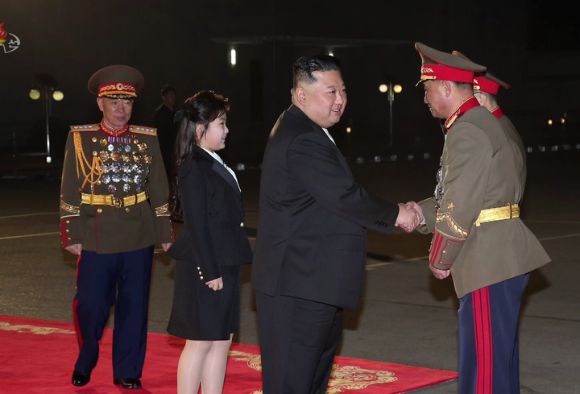 북한 조선중앙TV가 김정은 북한 국무위원장이 인민군 창건 75주년을 앞두고 부인 리설주, 딸 김주애와 함께 전날 군 장성 숙소 연회장을 찾았다고 보도했다.  [사진=뉴시스(조선중앙TV캡처)]