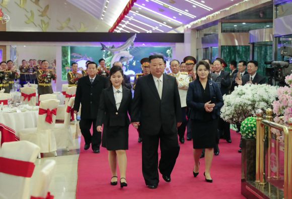 북한 조선중앙TV가 김정은 북한 국무위원장이 인민군 창건 75주년을 앞두고 부인 리설주, 딸 김주애와 함께 전날 군 장성 숙소 연회장을 찾았다고 보도했다. [사진=뉴시스(조선중앙TV캡처)]