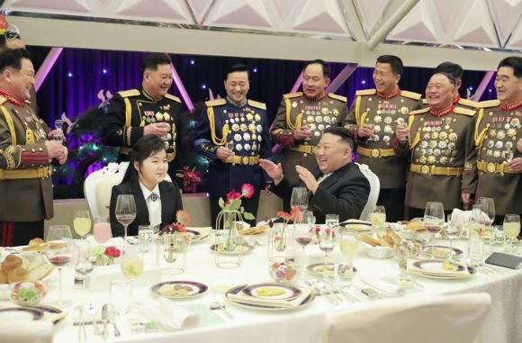 북한 조선중앙TV가 김정은 북한 국무위원장이 인민군 창건 75주년을 앞두고 부인 리설주, 딸 김주애와 함께 전날 군 장성 숙소 연회장을 찾았다고 보도했다.  [사진=뉴시스(조선중앙TV캡처)]