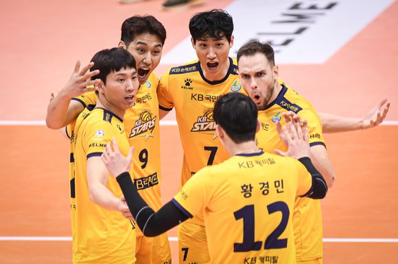 9일 의정부체육관에서 KB손해보험과 한국전력의 '도드람 2022-23 V리그' 남자부 5라운드 경기가 열린 가운데 KB손해보험 선수들이 득점 이후 기뻐하고 있다. [사진=한국배구연맹(KOVO)]