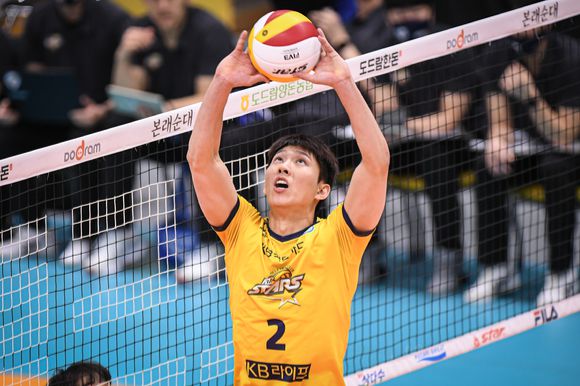 9일 의정부체육관에서 KB손해보험과 한국전력의 '도드람 2022-23 V리그' 남자부 5라운드 경기가 열린 가운데 KB손해보험 세터 황택의가 연결을 시도하고 있다. [사진=한국배구연맹(KOVO)]