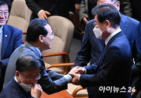 이재명 더불어민주당 대표가 13일 오전 서울 여의도 국회에서 열린 본회의에서 교섭단체 대표연설을 마친 박홍근 원내대표와 악수하고 있다. [사진=김성진 기자]