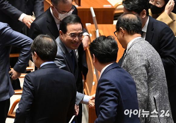 박홍근 더불어민주당 원내대표가 13일 오전 서울 여의도 국회에서 열린 본회의에서 교섭단체 대표연설을 마친 후 동료 의원들과 인사하고 있다. [사진=김성진 기자]