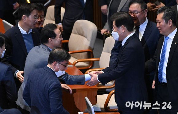 이재명 더불어민주당 대표가 13일 오전 서울 여의도 국회에서 열린 본회의에서 교섭단체 대표연설을 마친 박홍근 원내대표와 악수하고 있다. [사진=김성진 기자]