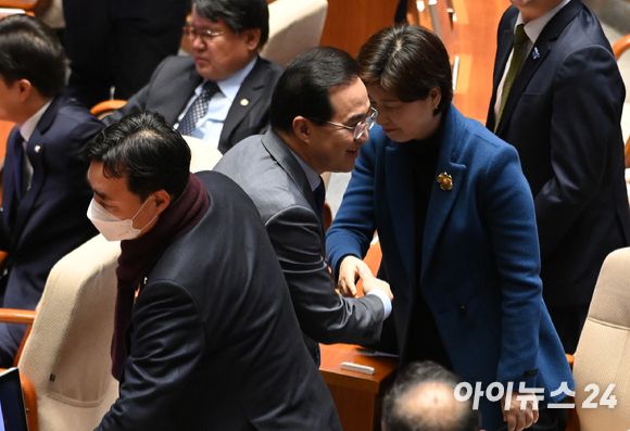 박홍근 더불어민주당 원내대표가 13일 오전 서울 여의도 국회에서 열린 본회의에서 교섭단체 대표연설을 마친 후 동료 의원들과 인사하고 있다. [사진=김성진 기자]