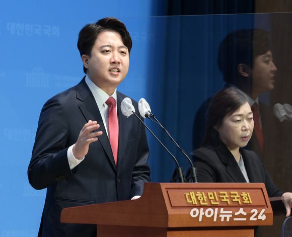 이준석 전 국민의힘 대표가 3일 서울 여의도 국회에서 기자회견을 열고 3·8 전당대회에 출마한 이른바 '천아용인' 막판 지지를 호소하고 있다. [사진=정소희 기자]