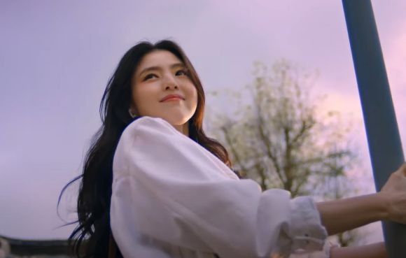 배우 한소희가 소주 '처음처럼'의 새로운 모델로 발탁됐다. [사진=롯데칠성 주류 유튜브]