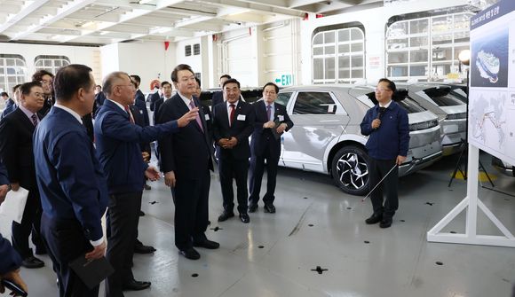 윤석열 대통령이 9일 현대자동차 울산공장 수출선적부두를 방문해 자동차 전용선인 '글로비스 스카이호'에 올라 제원 및 운항 브리핑을 들으며 정의선 현대차그룹 회장과 대화하고 있다. [사진=뉴시스]