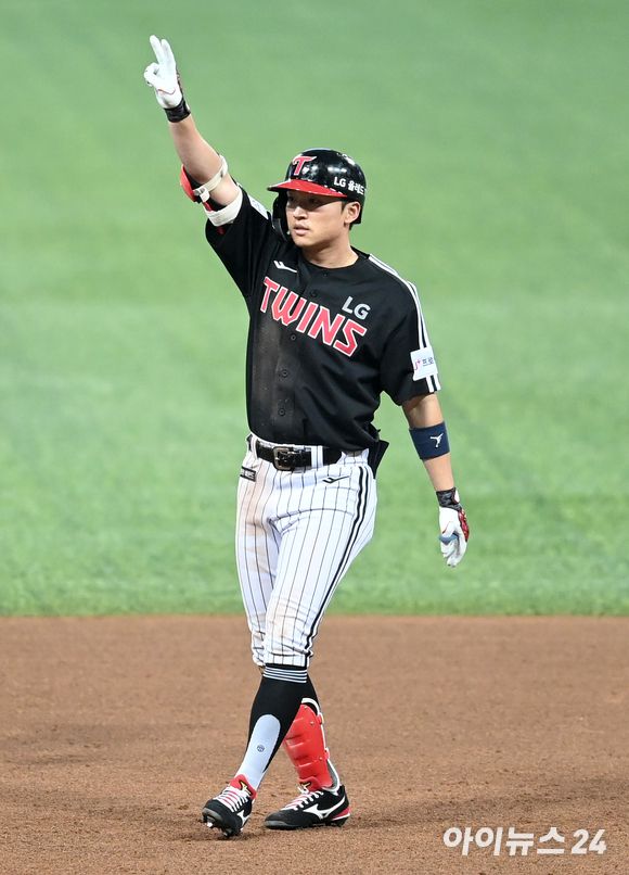 28일 서울 고척스카이돔에서 '2022 신한은행 MY CAR KBO리그' 플레이오프 4차전 키움 히어로즈와 LG 트윈스 경기가 열렸다. LG 박해민이 5회초 2사 상황에서 2루타를 친 후 세리머니를 하고 있다. [사진=김성진 기자]