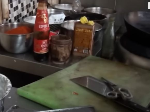 식품 위생법 위반으로 적발된 부산의 한 음식점 주방 상태. [사진=MBC NEWS 유튜브 캡처]