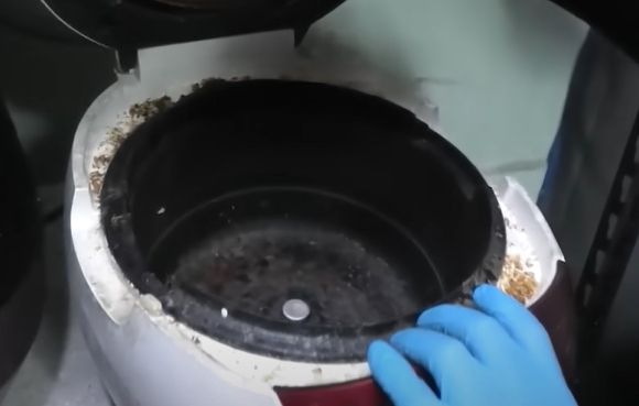 식품 위생법 위반으로 적발된 부산의 한 음식점 주방의 밥솥. [사진=MBC NEWS 유튜브 캡처]