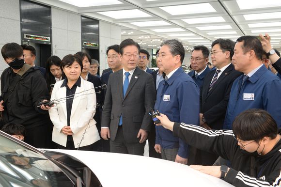 이재명 더불어민주당 대표가 24일 오후 울산 북구 현대자동차 울산공장을 방문해 장재훈 현대자동차 사장과 전시관을 둘러보고 있다. [사진=뉴시스]