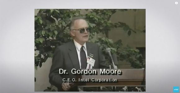무어는 1965년 집적 회로의 트랜지스터 수가 매년 두 배씩 증가할 것이라는 유명한 예측을 했으며, 이 예측은 이른바 무어의 법칙으로 알려지게 됐다. 무어의 법칙 50주년을 기념하는 인텔의 영상. [사진=Youtube=Intel Business ]