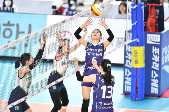 한국도로공사 세터 이윤정이 25일 열린 현대건설과 플레이오프 2차전 도중 미들 블로커 정대영에게 속공 패스(토스)를 보내고 있다. [사진=한국배구연맹(KOVO)]