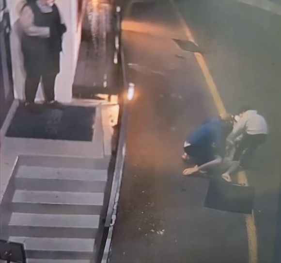 유명 식당 대표 A(42) 씨가 전 남편 스타쉐프 B(45) 씨 측에서 동원한 사람들로부터 아이들을 납치 당하고 자신은 폭행당했다며 이들을 경찰에 고소했다. 경찰은 사건을 접수하고 정확한 경위를 조사 중이다. [사진=A씨 페이스북]