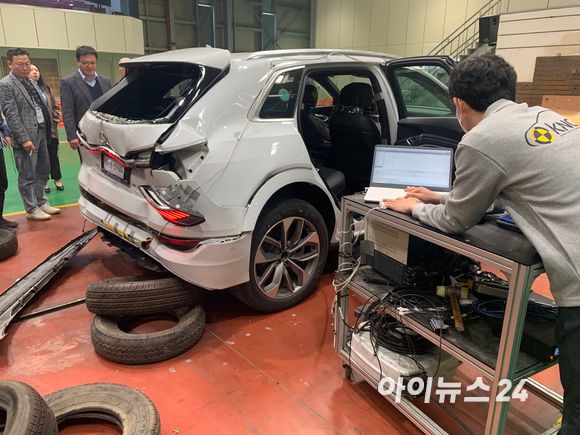 후방충돌시험 이후 연구원이 데이터를 체크하고 있다. [사진=김종성 기자]
