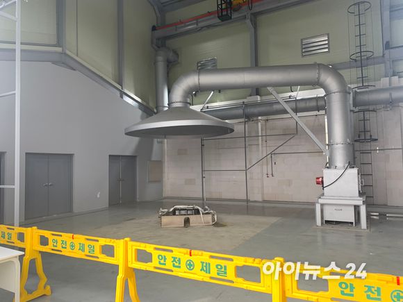 화재 발생에 대비한 배터리 낙하시험현장의 가변식 대형 후드 [사진=김종성 기자]