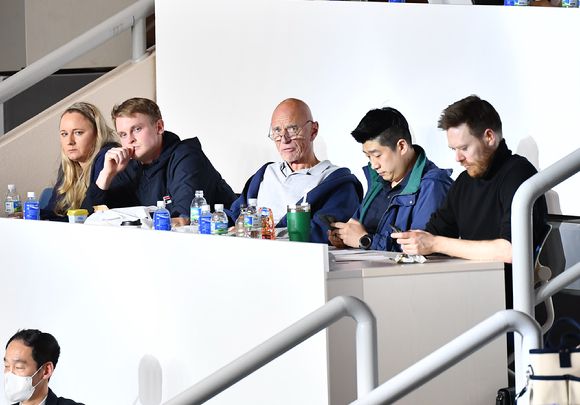 지난 24일 천안 유관순체육관에서 열린 현대캐피탈과 한국전력의 플레이오프 1차전 현장에 토미 틸리카이넨 대한항공 감독(왼쪽에서 두 번째)이 직접 찾아 경기를 지켜보고 있다. 틸리카이넨 감독은 이날 아내 산드라 마리아 케서린, 배구 스승이라 할 수 있는 안데르스 크리스티안슨 전 나고야 감독, 김현 대한항공 통역, 캐스퍼 부오리넨 대한항공 코치와 함께 천안에 왔다. [사진=한국배구연맹(KOVO)]