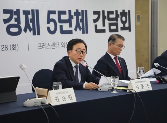 이정식 고용노동부 장관이 28일 오전 서울 중구 프레스센터에서 경제 5단체 부회장과 간담회를 열고 최근 정부가 입법예고한 근로시간 제도 개편안 등 주요 노동 현안에 대해 논의했다. [사진=경총]