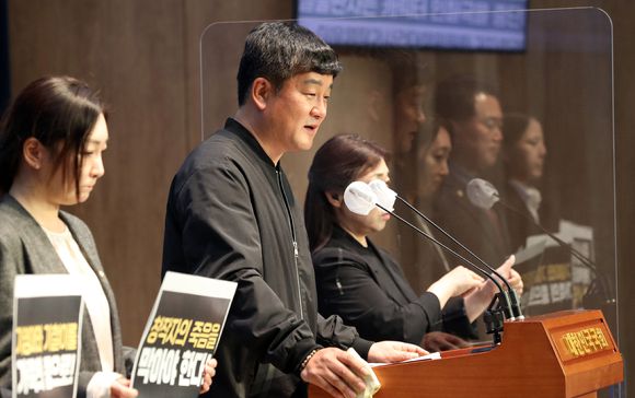 지난 27일 오후 서울 여의도 국회 소통관에서 열린 검정고무신 故 이우영 작가 사건 대책위원회 기자회견에서 고인의 동생 이우진 작가가 발언하고 있다. [사진=뉴시스]