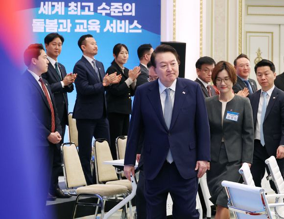 윤석열 대통령이 28일 오후 청와대 영빈관에서 열린 제1차 저출산고령사회위원회 회의에 김영미 부위원장과 입장하고 있다. (대통령실통신사진기자단) 2023.03.28. [사진=뉴시스]