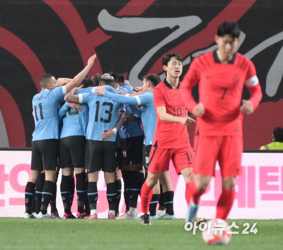 28일 오후 서울월드컵경기장에서 축구 국가대표 대한민국 대 우루과이의 평가전이 열렸다. 전반 우루과이 세바스티안 코아테스가 선제골을 넣고 동료들과 기뻐하고 있다. [사진=정소희 기자]