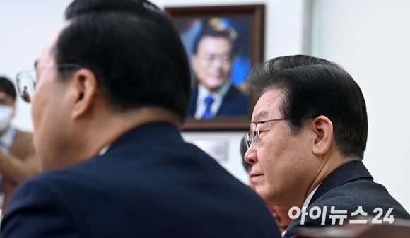 이재명 더불어민주당 대표가 지난 27일 오전 서울 여의도 국회에서 열린 최고위원회의에서 박홍근 원내대표의 모두발언을 듣고 있다. [사진=김성진 기자]