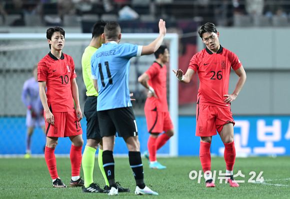 대한민국 오현규가 28일 오후 서울월드컵경기장에서 열린 대한민국과 우루과이의 평가전에서 동점골을 넣은 후 우루과이 선수와 대화하고 있다. 하지만 오프사이드로 노골 판정됐다. [사진=김성진 기자]