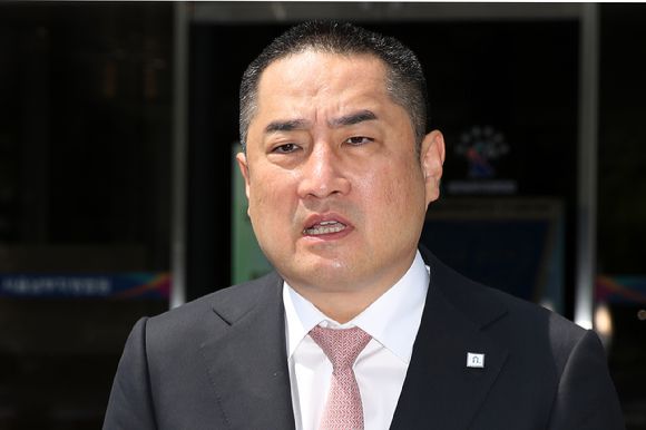 강용석 무소속 경기도지사 후보가 25일 오후 서울 양천구 서울남부지방법원에서 열린 김은혜 국민의힘, 김동연 더불어민주당 경기도지사 후보 양자토론 방송금지 가처분 신청 선고에 출석하며 입장을 밝히고 있다. [사진=뉴시스]