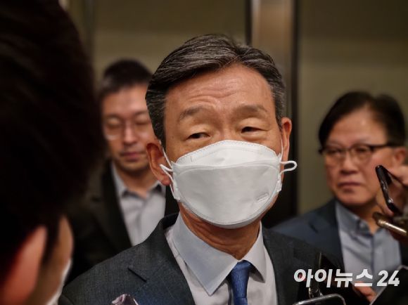 황현식 LG유플러스 대표이사(사장)가 17일 열린 LG유플러스 제27기 정기 주주총회에 참석해 취재진 질의에 답변하고 있다. [사진=안세준 기자]