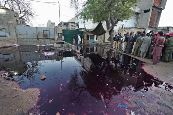 지난달 31일(현지시간) 파키스탄 카라치의 한 공장 밖 라마단 음식 무료 배급소에서 발생한 압사 사고로 숨진 희생자들의 가족이 구급차 안 시신 앞에서 흐느끼고 있다. 이 사고로 어린이 3명과 여성 8명 등 지금까지 최소 11명이 숨진 것으로 나타났다. [사진=뉴시스]