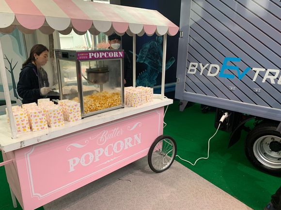 국내 상용차 최초로 전기차의 전력 에너지를 외부로 보내는 V2L(Vehicle to Load) 기능을 탑재한 'T4K' [사진=김종성 기자]