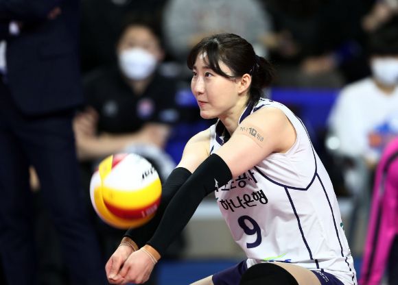 한국도로공사 박정아가 지난 1월 17일 열린 IBK기업은행과 4라운드 원정 경기 도중 리시브를 시도하고 있다. [사진=발리볼코리아닷컴]
