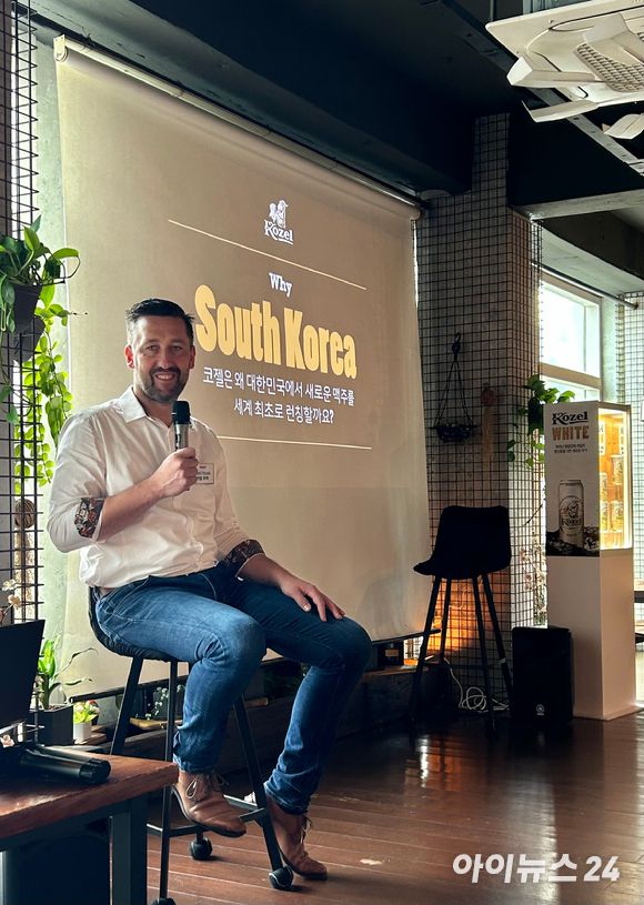 코젤의 카밀 루젝 수석 브루마스터가 13일 서울 용산 이태원에서 열린 미디어 간담회에서 신제품 '코젤 화이트'를 소개하고 있다. [사진=백소연 기자]