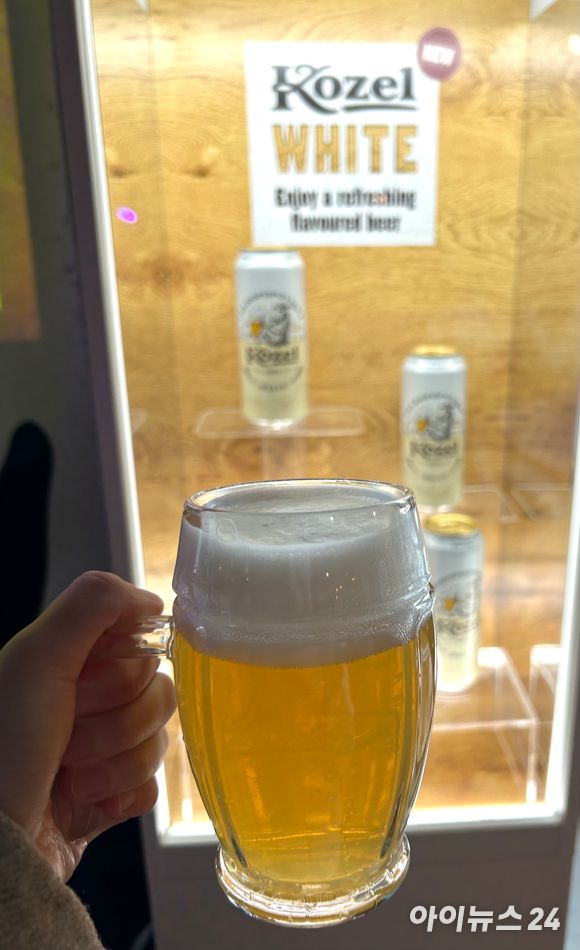 코젤 신제품 '코젤 화이트' 500㎖ 캔 제품과 생맥주. [사진=백소연 기자]