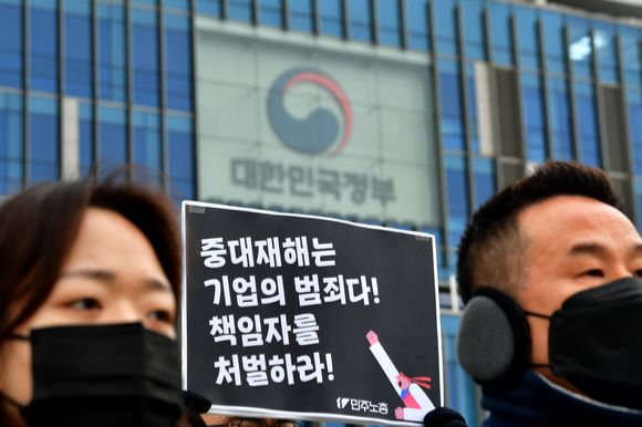 중대재해처벌법 시행 1년을 맞은 지난 1월26일 오전 민주노총 광주본부가 광주 북구 광주지방고용청 앞에서 기자회견을 열어 정부의 중대재해처벌법 이행 의지를 비판하고 있다. [사진=뉴시스]