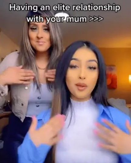 마헥 부카리(오른쪽)와 그의 어머니 안스린 부카리가 살인 혐의 등으로 조사 받고 있다. 사진의 틱톡 영상 촬영 중인 부카리 모녀. [사진=마헥 부카리 틱톡 ]