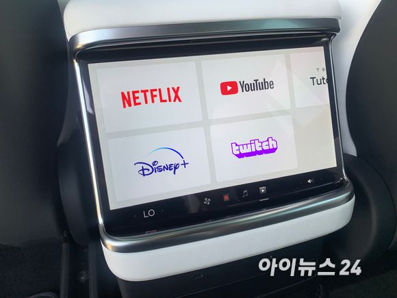 테슬라 '모델 X' 2열에 새롭게 추가된 터치 디스플레이 [사진=김종성 기자]
