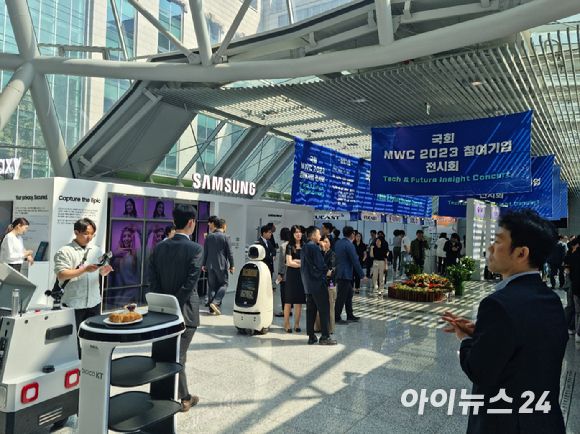 15일 오전 국회의원회관 3층 로비에서 '국회 MWC 2023 참여기업 전시회'가 개최된 가운데 삼성전자 등 주요 기업 전시홀 앞에 관람객들이 인산인해를 이루고 있다. [사진=안세준 기자]