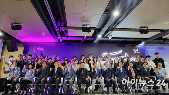 인디크래프트 더 페스타 참가자들이 개막식에서 기념 촬영을 하고 있다.